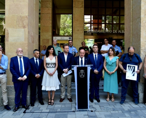 Plano general frontal de autoridades presentes en los cinco minutos de silencio que se han guardado en el Ayuntamiento de Albacete en recuerdo a l ...