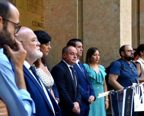 Plano medio lateral de autoridades presentes en los cinco minutos de silencio que se han guardado en el Ayuntamiento de Albacete en recuerdo a las ...