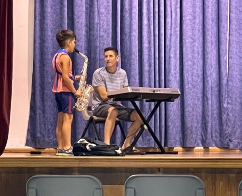 Uno de los alumnos participantes en las clases de saxofón