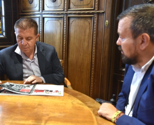 El presidente de la Diputación, Santi Cabañero, junto al alcalde de La Roda, durante la reunión