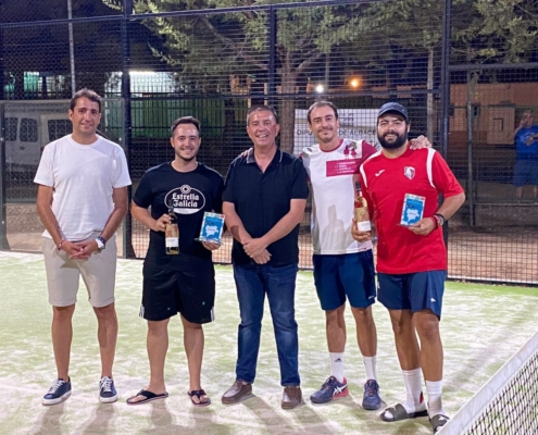 El presidente de la Diputación, Santi Cabañero, y el diputado de Deportes, Dani Sancha, junto a los ganadores de consolación