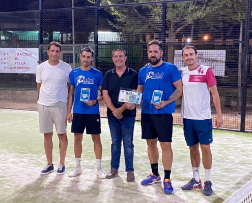 El presidente de la Diputación, Santi Cabañero, y el diputado de Deportes, Dani Sancha, junto a los ganadores del Torneo