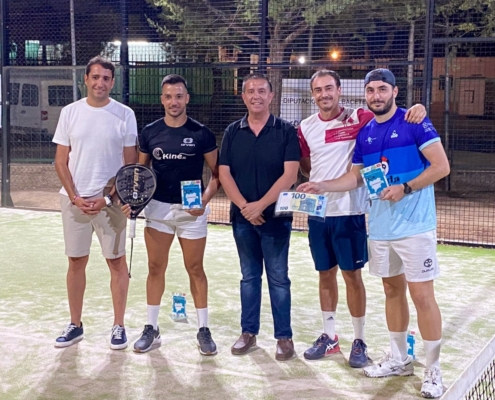 El presidente de la Diputación, Santi Cabañero, y el diputado de Deportes, Dani Sancha, junto a los subcampeones del Torneo