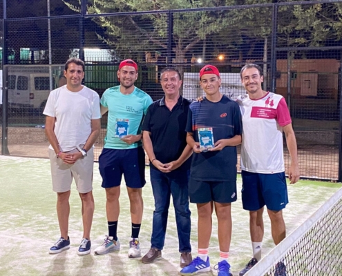 El presidente de la Diputación, Santi Cabañero, y el diputado de Deportes, Dani Sancha, junto a los subcampeones locales