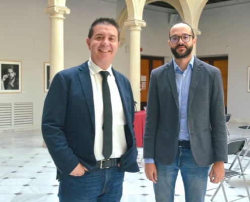 El presidente y el vicepresidente de la Diputación de Albacete de pie en el Claustro de la Asunción