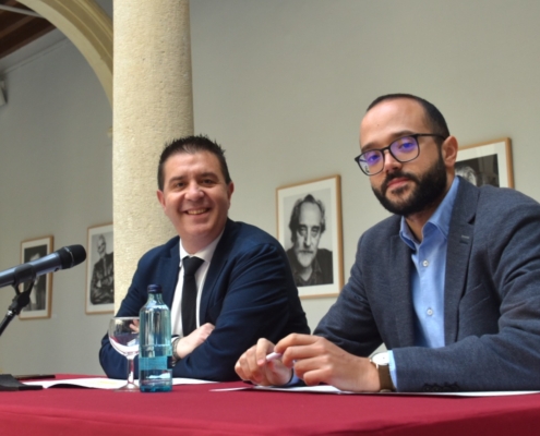 El presidente y el vicepresidente de la Diputación de Albacete sentados en el Claustro de la Asunción