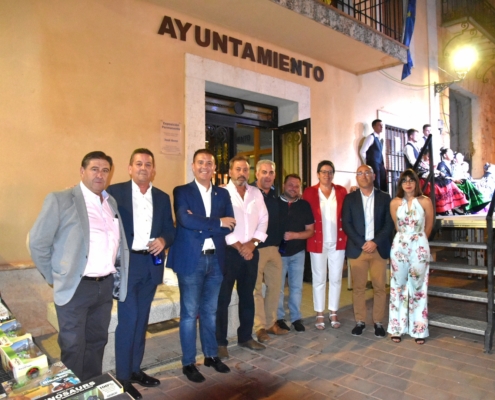 Foto con el alcalde y parte de la Corporación Municipal de Salobre a las puertas del Ayuntamiento de la localidad