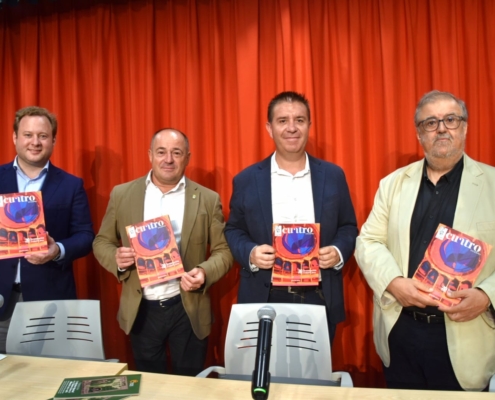 Foto de familia de la presentación de la Revista Cuatro Estaciones de Otoño