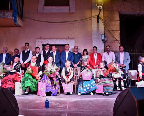 'Foto de familia' del presidente de la Diputación con la Corporación Municipal de Salobre y las damas de las Fiestas del Sagrado Corazón