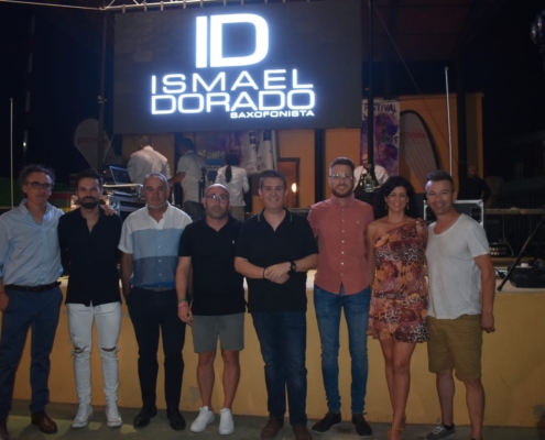 Foto de familia realizada en los momentos previos a la cena maridaje celebrada en Cenizate en el marco del Primer Encuentro Nacional de Saxofones