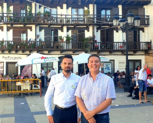 Imagen general del presidente de la Diputación en la plaza de Tarazona de la Mancha junto al alcalde de la localidad y diputado de Cultura