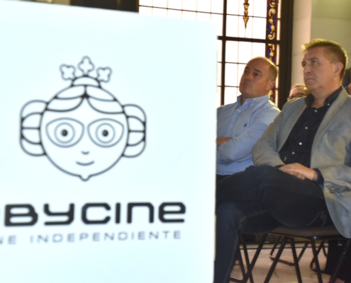 Logo de Abycine en primer plano, con presidente de Diputación y alcalde de Albacete al fondo de la foto