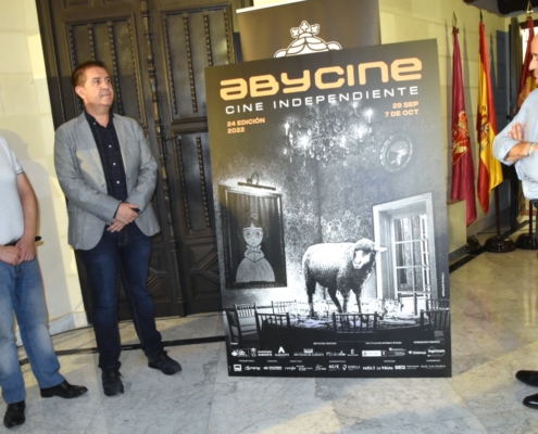 El presidente de la Diputación junto al alcalde de Albacete y al delegado de la JCCM al lado del cartel oficial de Abycine 2022