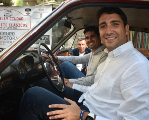 El diputado de Deportes, Dani Sancha, junto al concejal de Movilidad Urbana del Ayuntamiento de Albacete, en uno de los coches clásicos