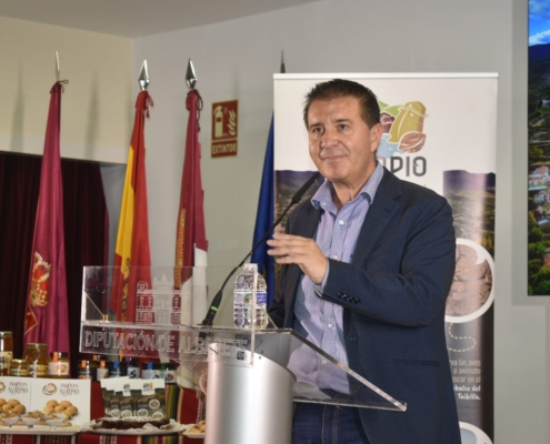 El presidente de la Diputación, Santi Cabañero, durante la presentación de Nerpio en el stand de la Diputación