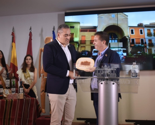 El presidente de la Diputación, Santi Cabañero, junto al alcalde de Ontur, Jesús López