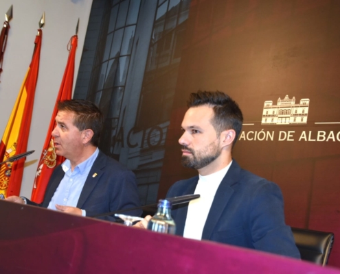 El presidente de la Diputación, Santi Cabañero, junto al diputado provincial de Cultura, Miguel Zamora, durante su intervención a medios