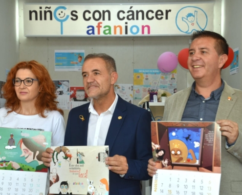 El presidente de la Diputación, Santi Cabañero, la diputada de Servicios Sociales, Juani García, y el presidente de Afanion, Juan García, posa ...