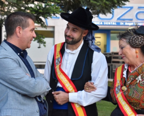 El presidente de la Diputación, Santi Cabañero, saluda a los Manchegos de la Feria 2022