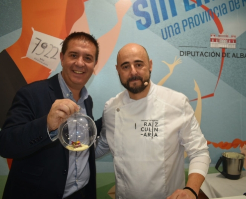 El chef Javier García del restaurante ‘Martina’ en Albacete sorprende en el Show Cooking de la Diputación con su coliflor con infusión de a ...