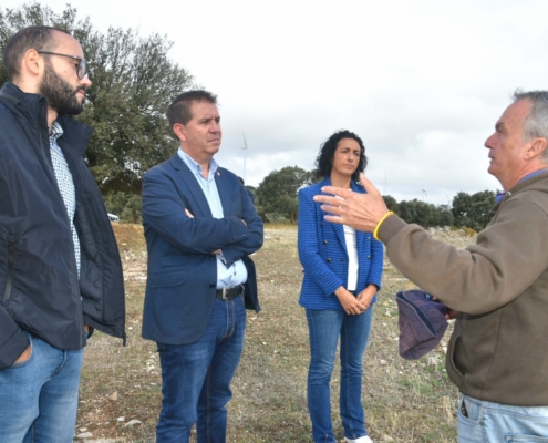 El presidente de la Diputación, junto al vicepresidente de la entidad y a la alcaldesa de Higueruela, atienden a las explicaciones de un responsa ...