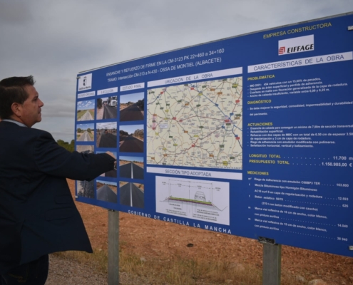 El presidente de la Diputación lee el panel explicativo de la actuación acometida en el tramo de la CM-3123 inaugurado por el presidente regional