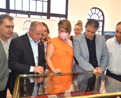 El presidente de la Diputación se muestra convencido de que el Salón de la Cuchillería, siempre entre los lugares más visitados de la Feria, t ...