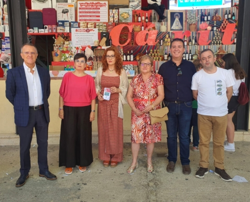 El presidente de la Diputación, Santi Cabañero, y la diputada de Servicios Sociales, Juani García, durante su visita a la Tómbola de Cáritas