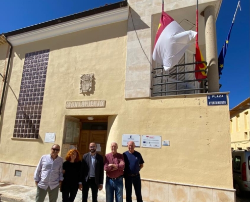 El vicepresidente de la Diputación, Fran Valera, a las puertas del ayuntamiento de Balsa de Ves junto a la alcaldesa y a los ediles del municipio