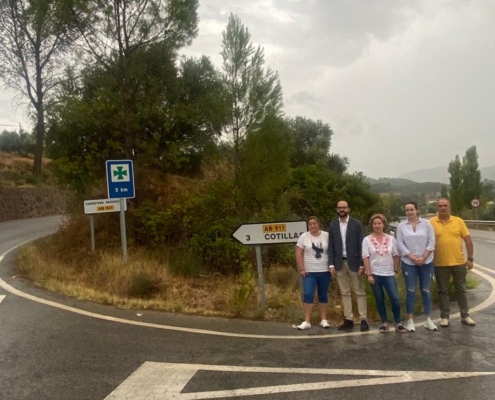 El vicepresidente de la Diputación, Fran Valera, junto al equipo de gobierno de Cotillas en la carretera AB-517 de acceso a la localidad