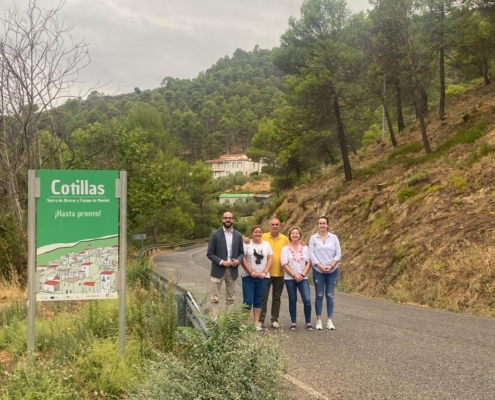 El vicepresidente de la Diputación, Fran Valera, junto al equipo de gobierno de la localidad en el cartel de entrada al municipio