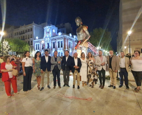 Foto de familia de la inauguración de la remodelación de la Calle Ancha de Albacete