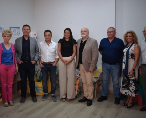 Foto de familia de la inauguración del Centro de Atención Temprana de Madrigueras