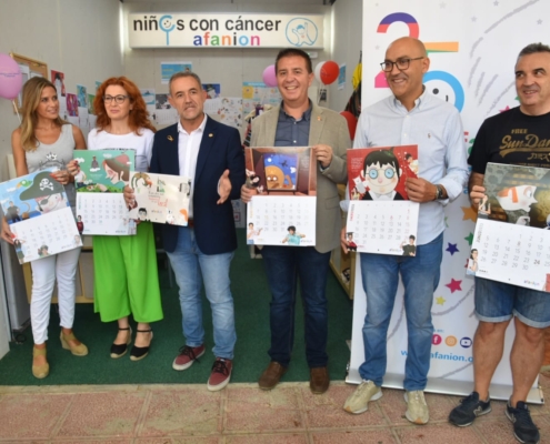 Foto de familia de la presentación del calendario de Afanion 2022