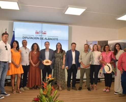 Foto de familia de la visita de Jorquera al stand de la Diputación