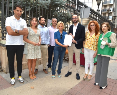 Foto de familia de los representantes provinciales y de la AECC