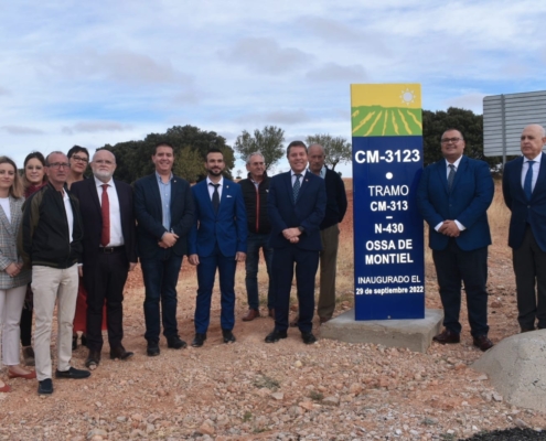 'Foto de familia' en la inauguración del tramo de la CM-3123 inaugurado por el presidente regional