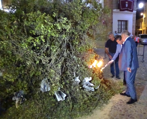 El presidente de la Diputación enciende junto al alcalde de Munera la luminaria que marca el comienzo de las Feria de la localidad