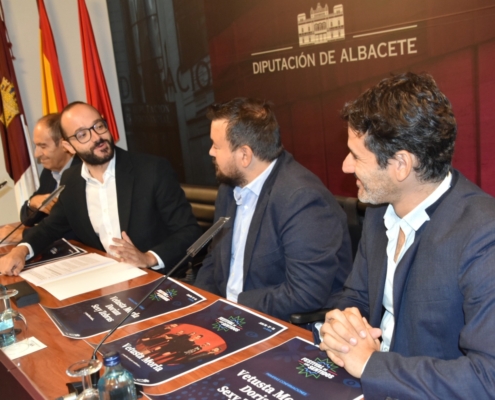 Imagen de la mesa de intervinientes en la presentación del cabeza de cartel y de los primeros grupos anunciados para el Festival de los Sentidos 2023