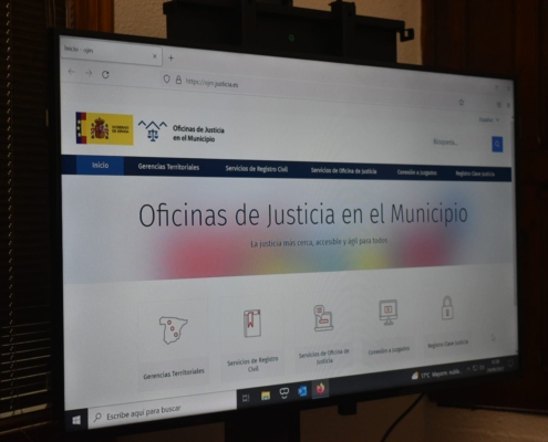 Imagen de una pantalla de ordenador con la web sobre Oficinas de Justicia en los Municipios