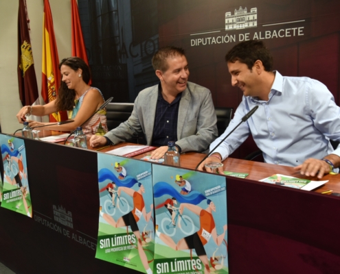 Imagen del presidente de la Diputación con los diputados de Turismo y Deportes en la presentación de la programación del stand de la institucià...