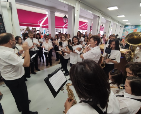 La Banda de la localidad durante su actuación