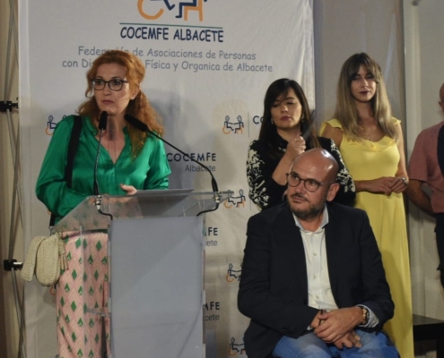 La diputada de Servicios Sociales, Juani García, junto al presidente de COCEMFE España