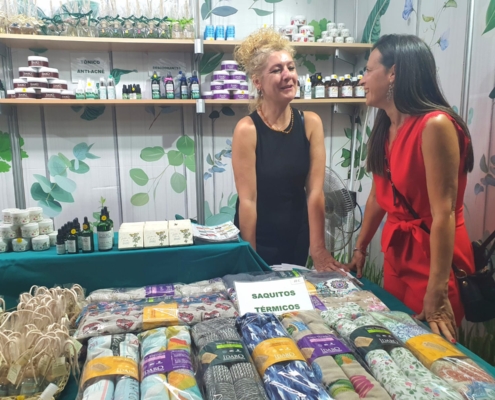 La diputada de turismo, Raquel Ruiz, conversa con la responsable de uno de los puestos presentes en Artesana