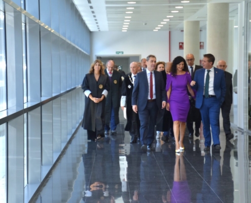 Los representantes políticos y judiciales dirigiéndose a la sala donde se celebra el acto de apertura de Tribunales