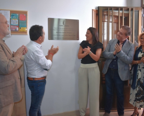 Momento de la apertura de la placa