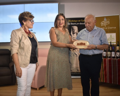 Momento de la entrega de obsequio de la Diputación a Montealegre