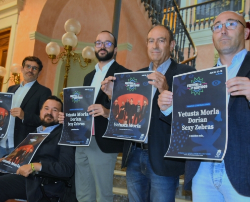 Protagonistas de la presentación posan con el cartel de los primeros grupos anunciados para el Festival de los Sentidos 2023