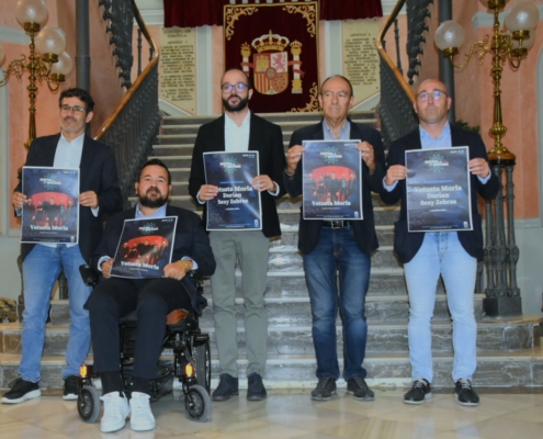 Protagonistas de la presentación posan con el cartel de los primeros grupos anunciados para el Festival de los Sentidos 2023