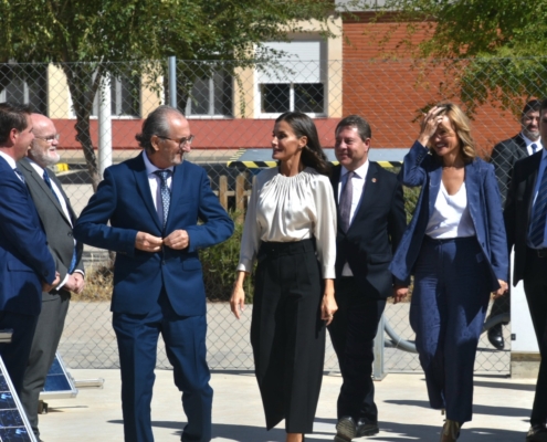 SM la Reina Letizia pasea por las instalaciones del CIFP Aguas Nuevas